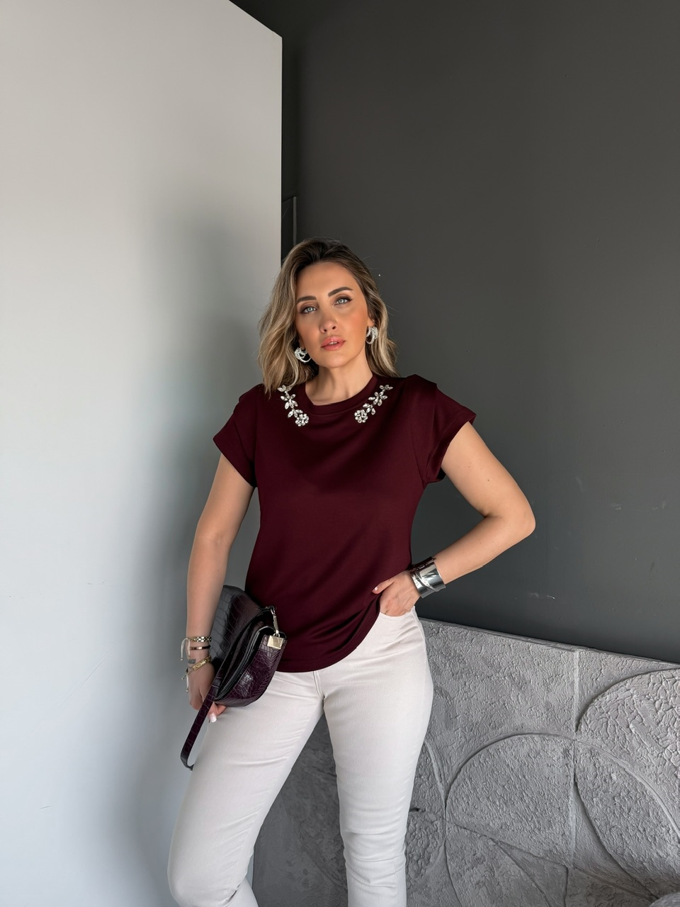 Bordo Yakası Taşlı Omuz Detaylı Tshirt