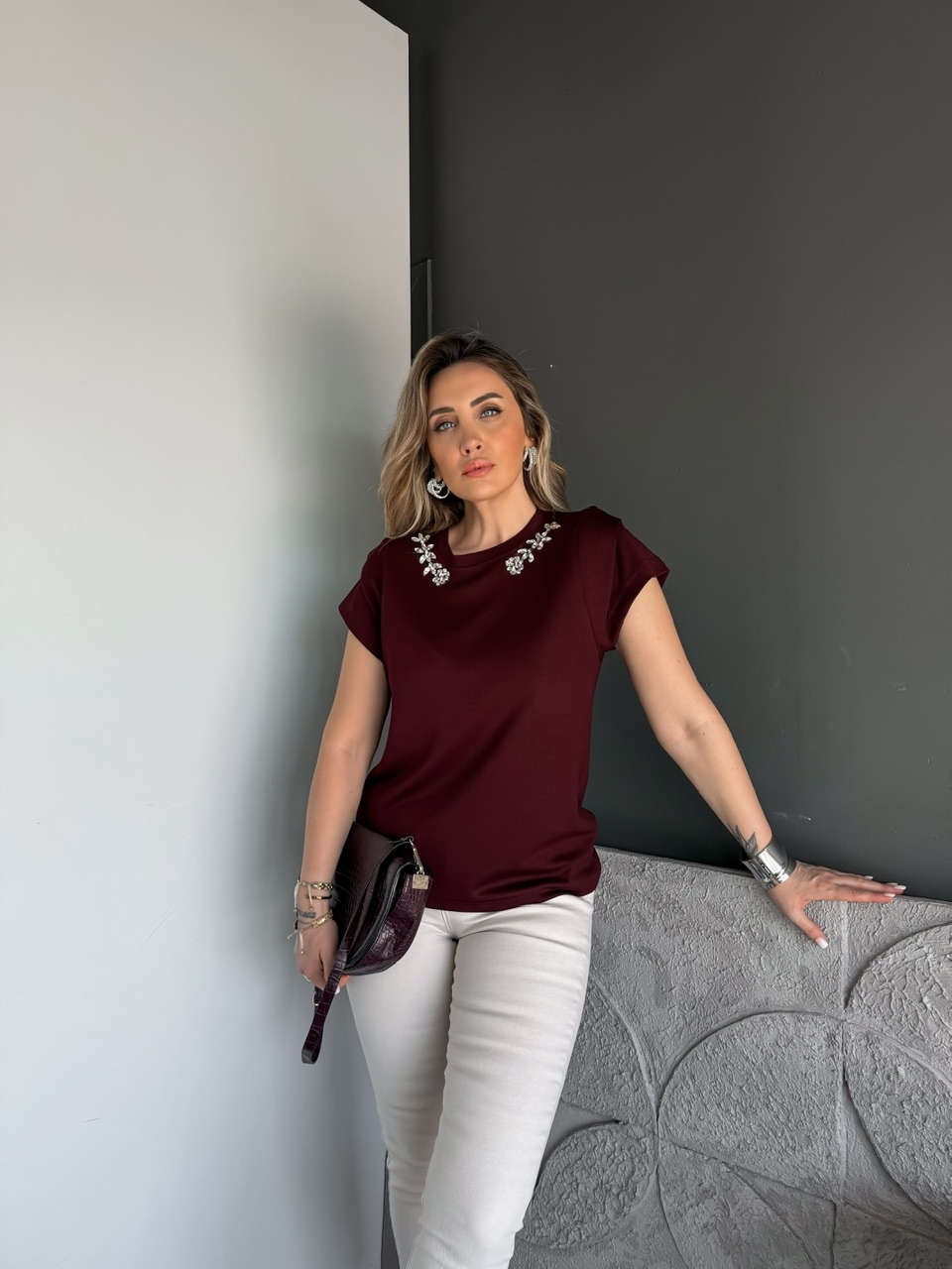 Bordo Yakası Taşlı Omuz Detaylı Tshirt