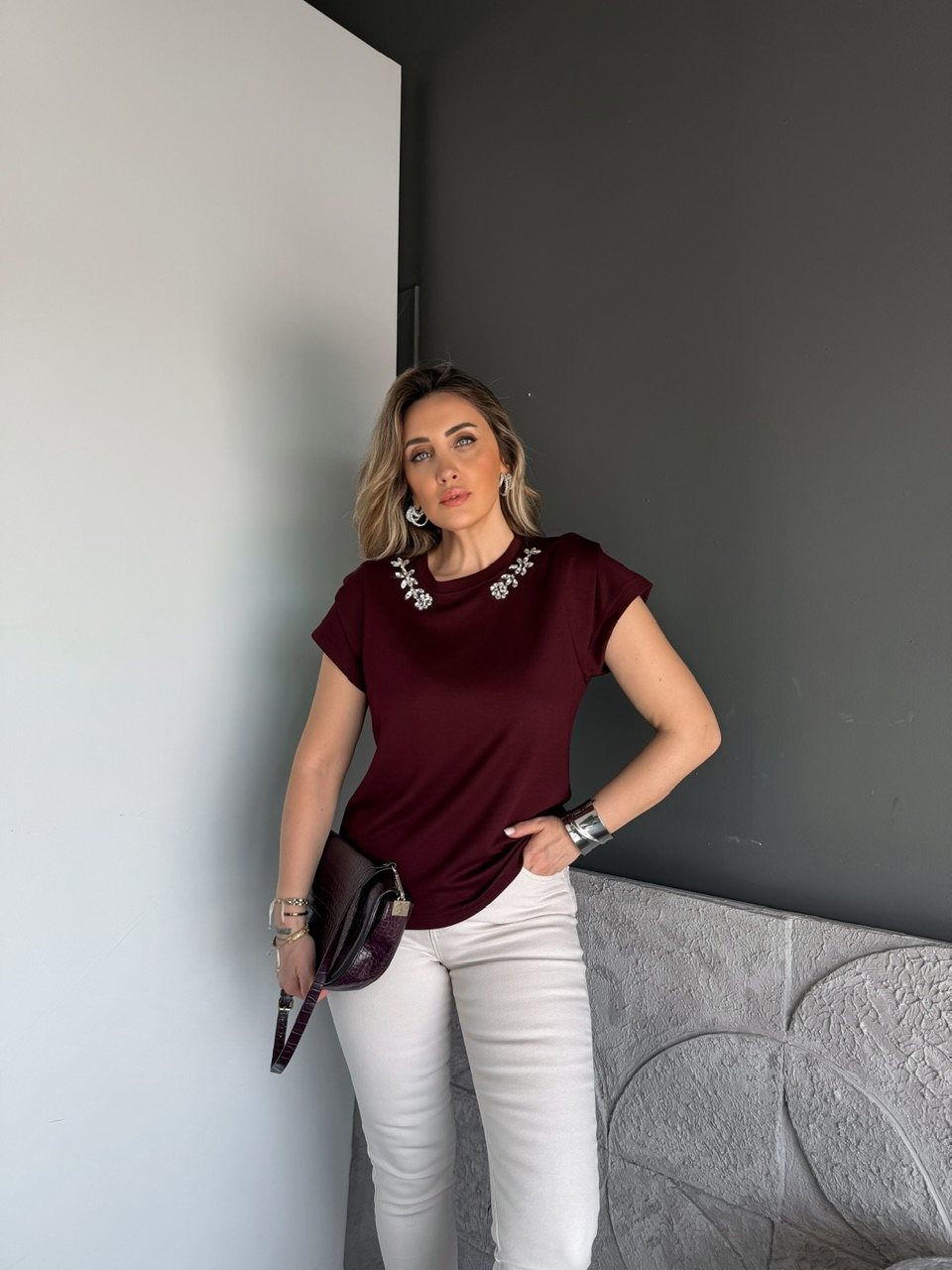 Bordo Yakası Taşlı Omuz Detaylı Tshirt