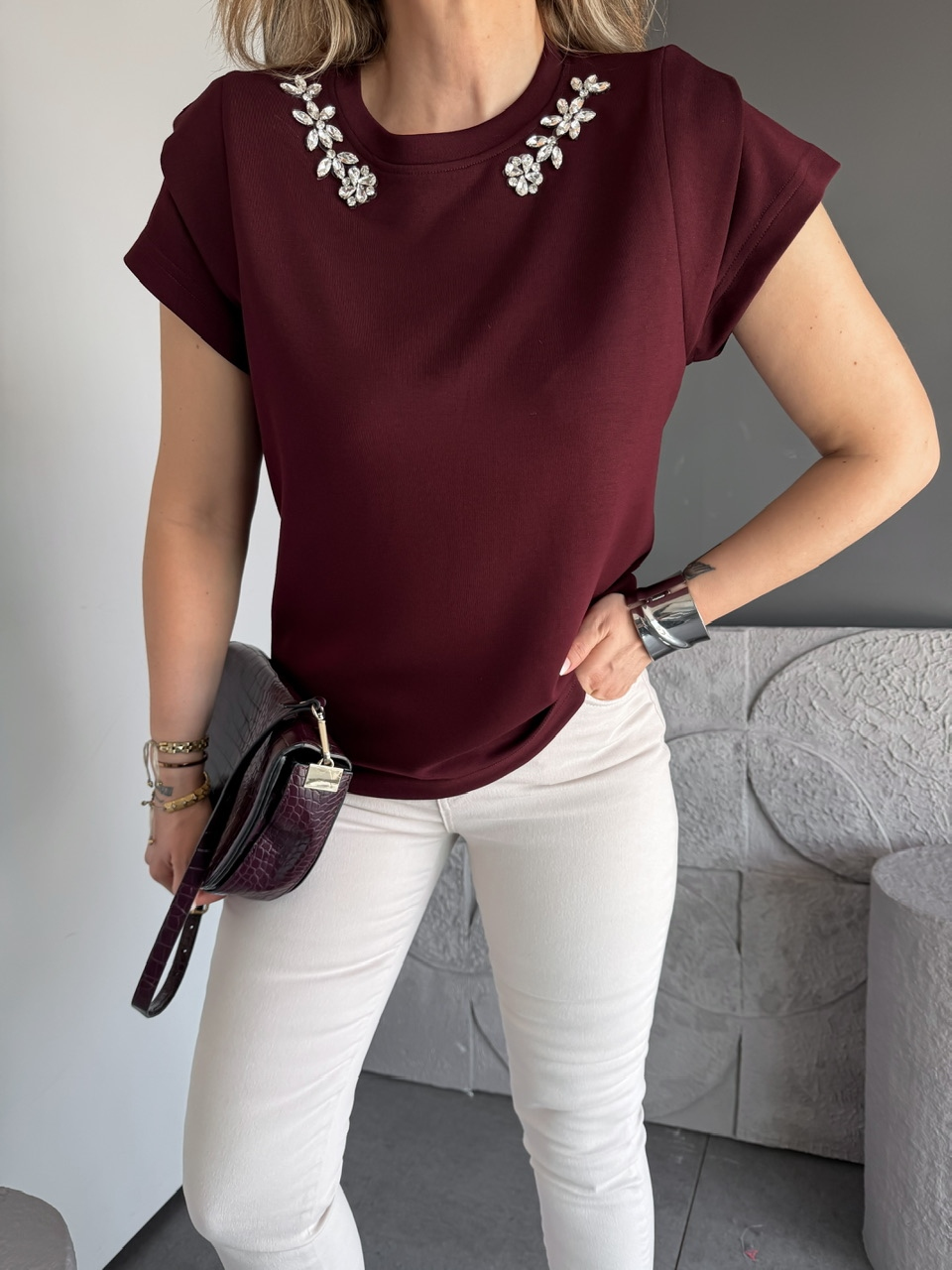 Bordo Yakası Taşlı Omuz Detaylı Tshirt