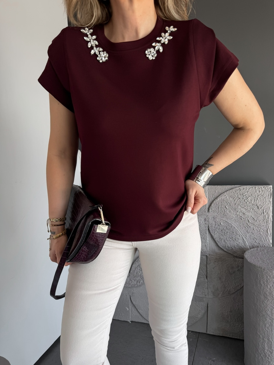 Bordo Yakası Taşlı Omuz Detaylı Tshirt