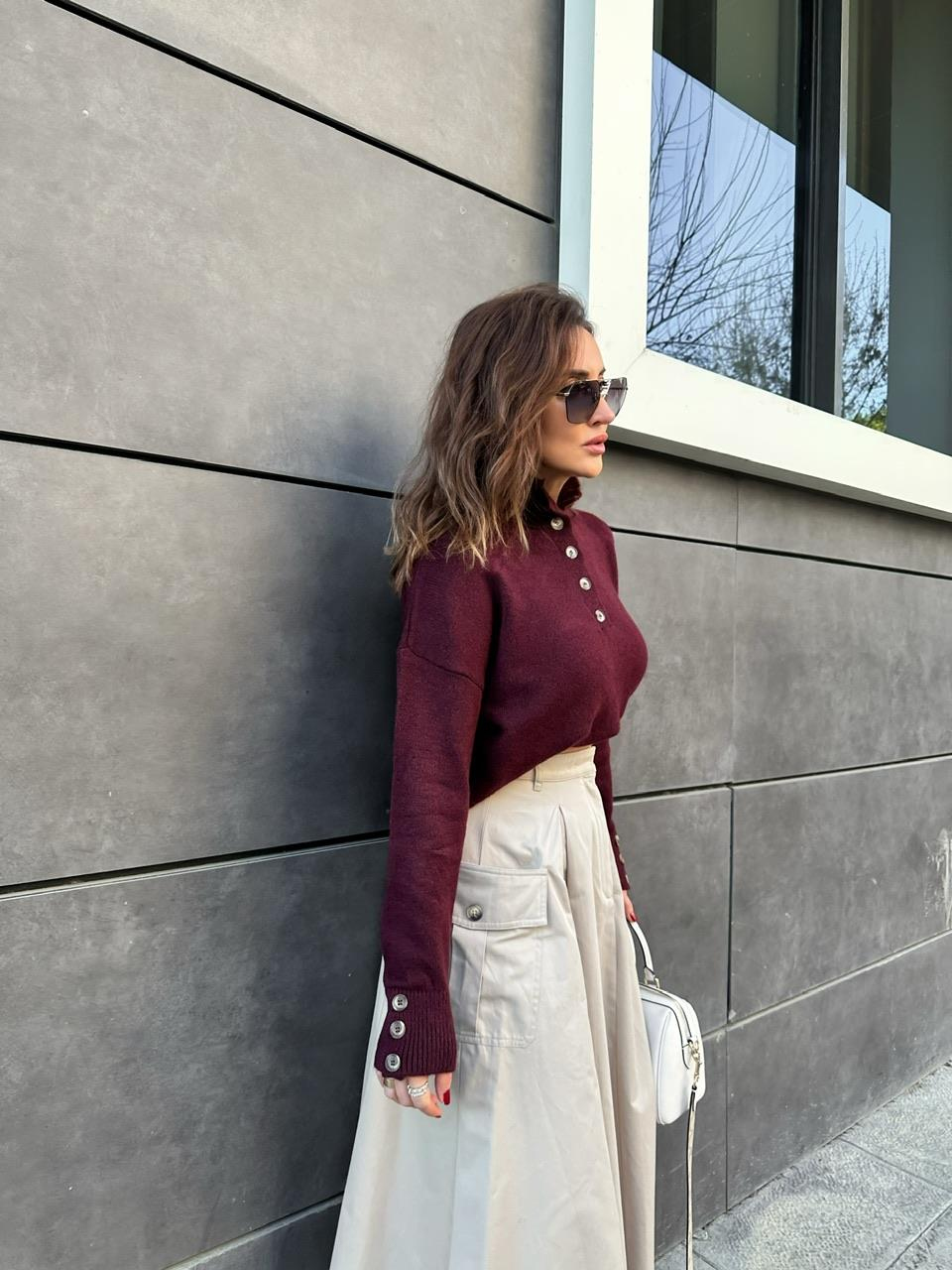 Bordo Yakası Ve Kolları Düğmeli Kazak