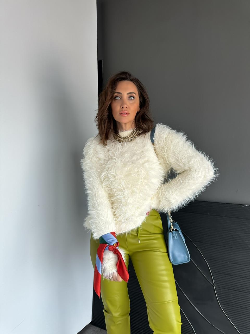 Ekru Bisiklet Yaka Oversize Peluş Kazak