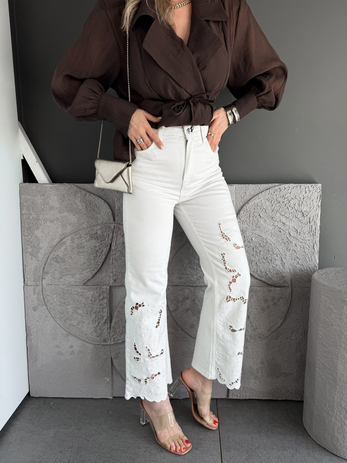 Ekru Çiçek Nakışlı Premium Jean