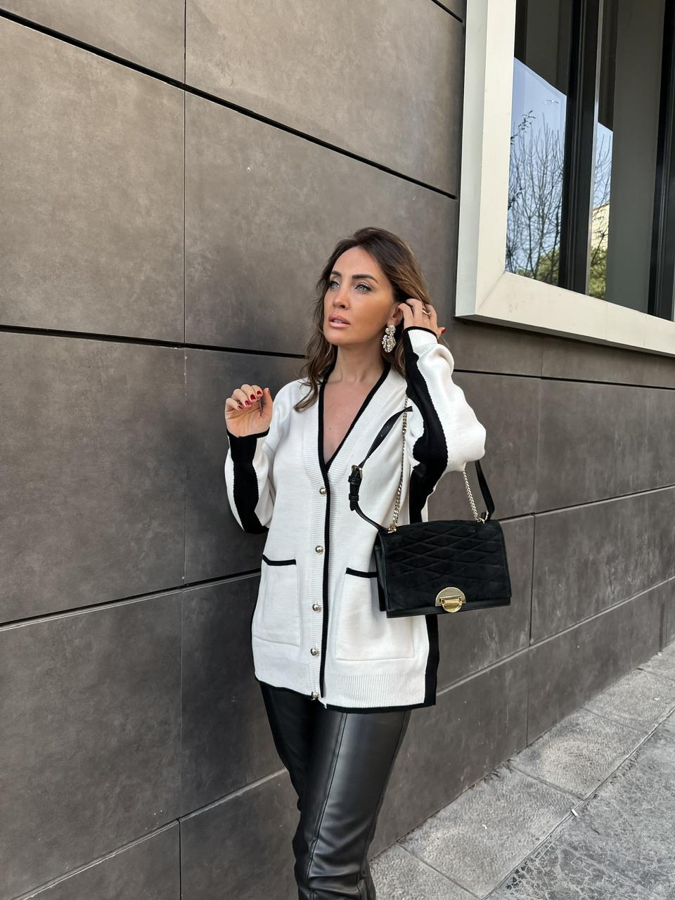Ekru Siyah Şeritli Şık Hırka