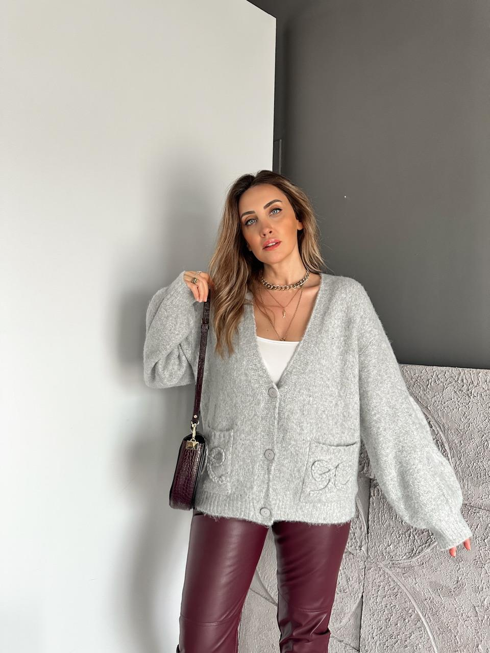 Gri Fiyonk İşlemeli Yumoş Hırka