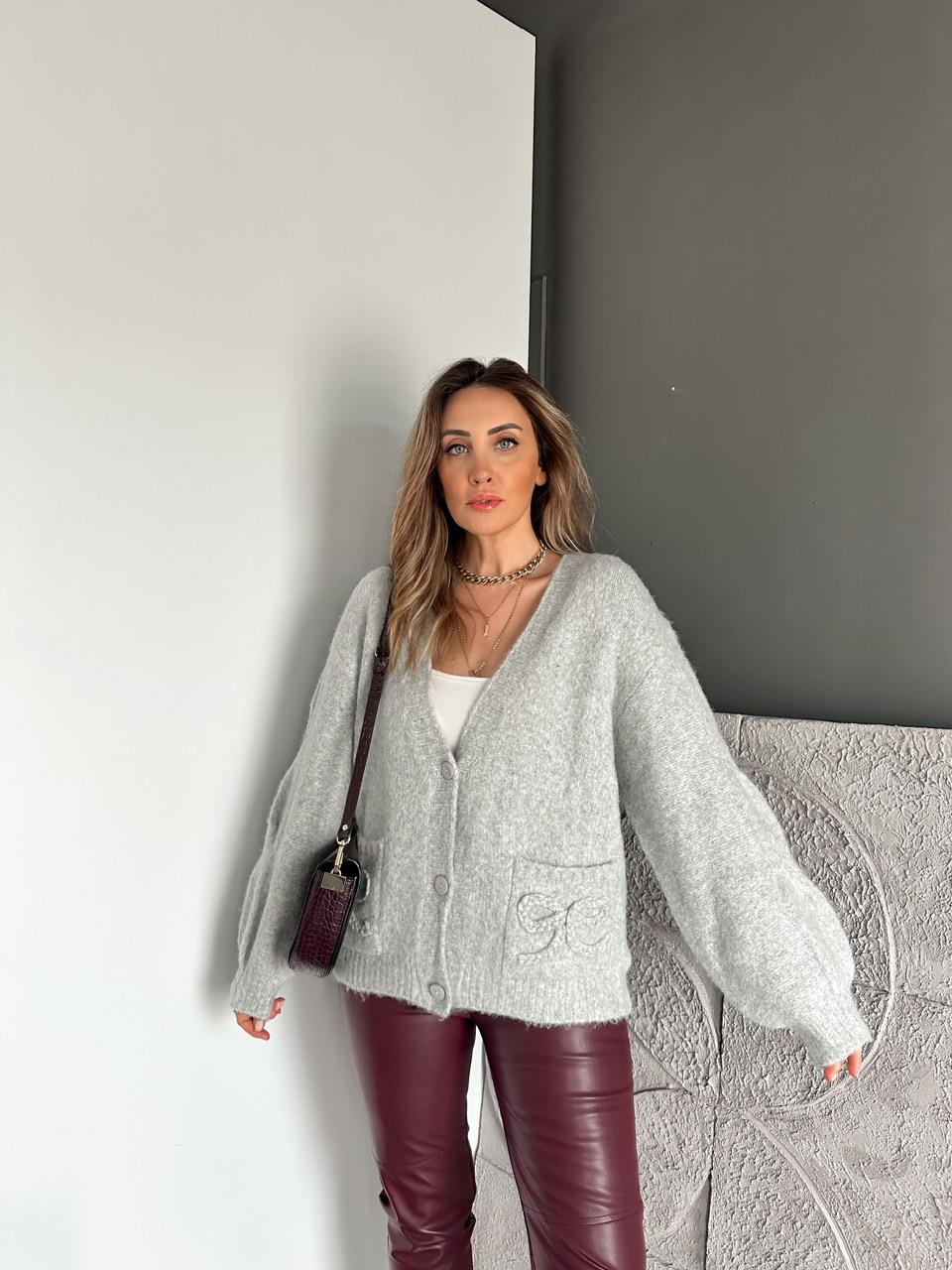 Gri Fiyonk İşlemeli Yumoş Hırka
