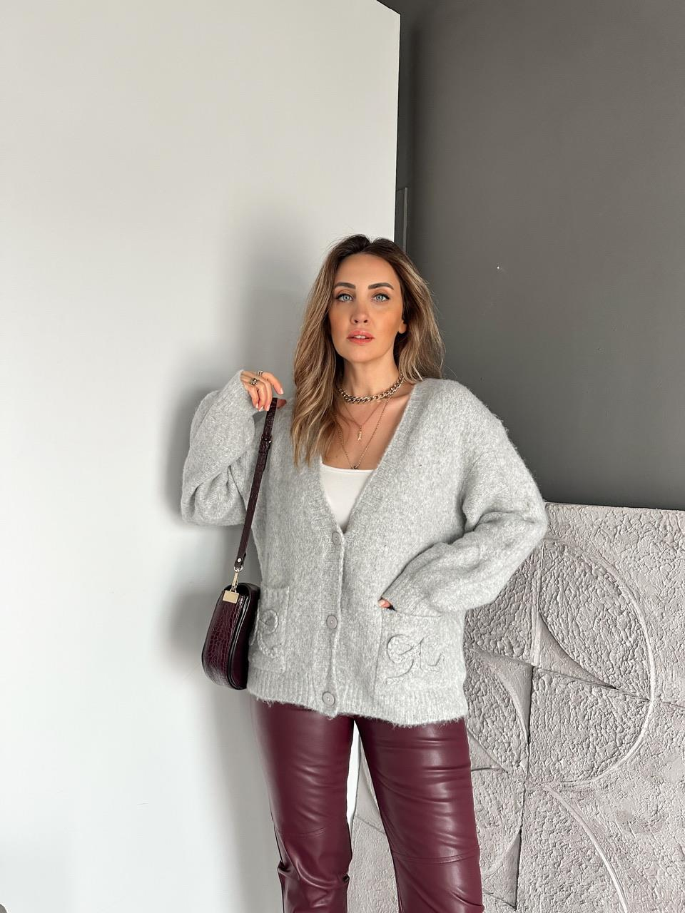 Gri Fiyonk İşlemeli Yumoş Hırka