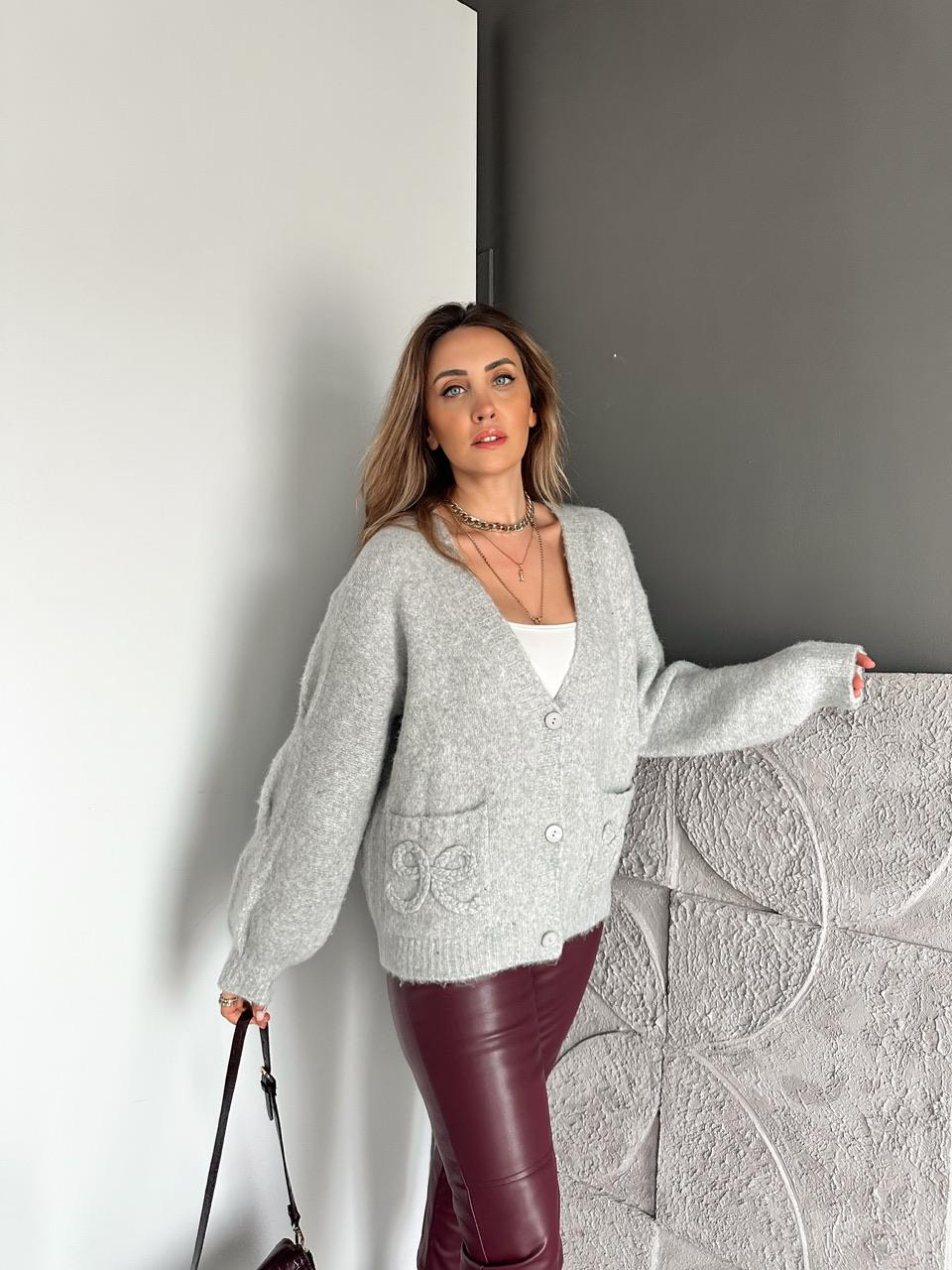 Gri Fiyonk İşlemeli Yumoş Hırka