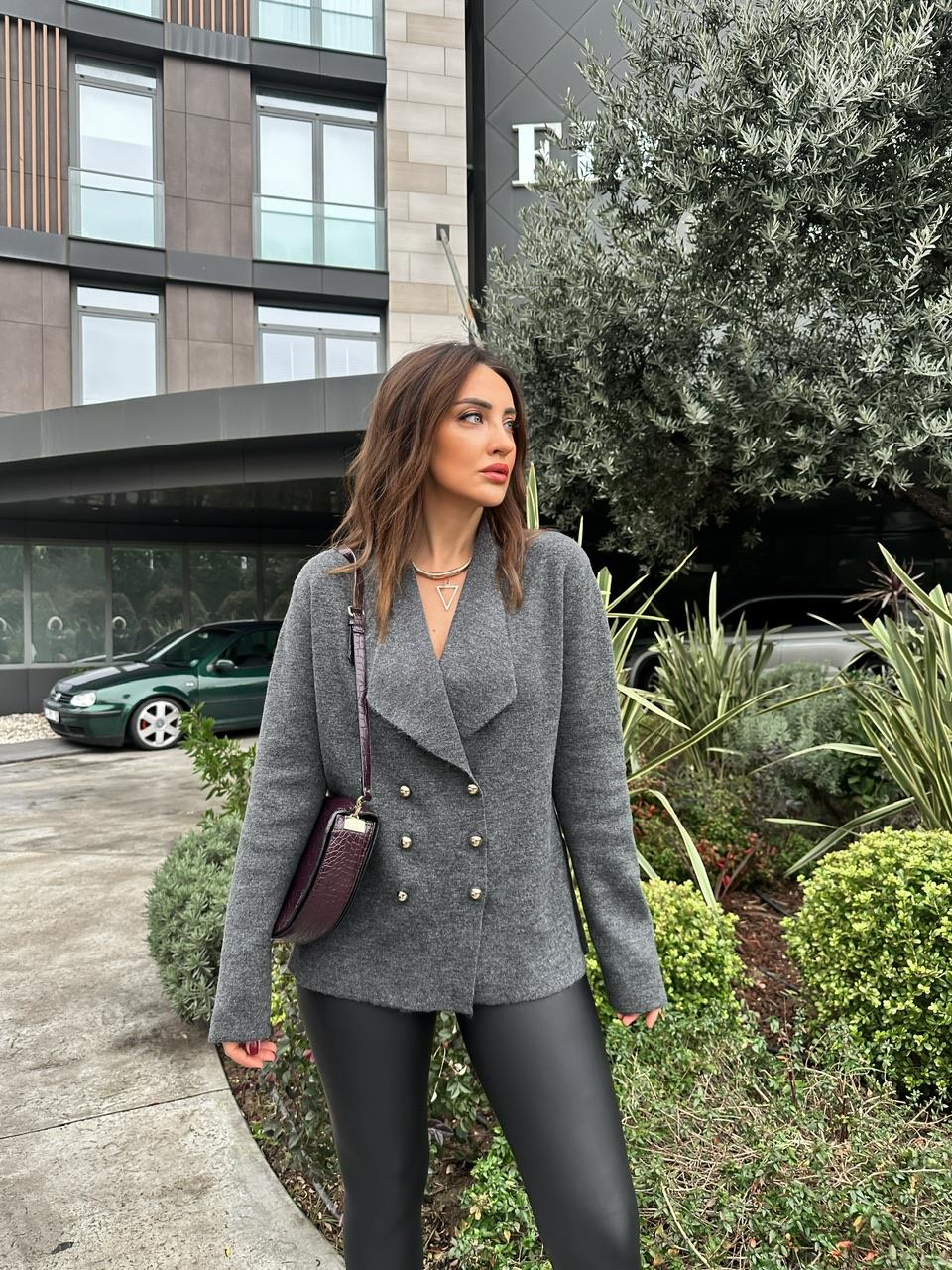 Gri Gold Düğmeli Şık Hırka