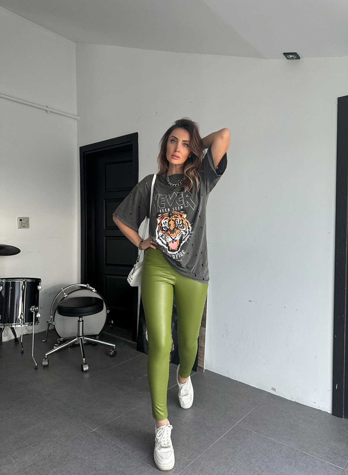 Gri Kaplan Figürlü Yırtık Detaylı Tshirt