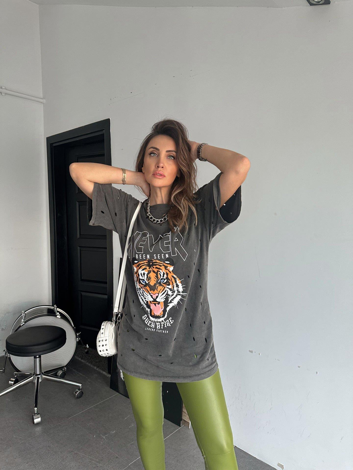 Gri Kaplan Figürlü Yırtık Detaylı Tshirt