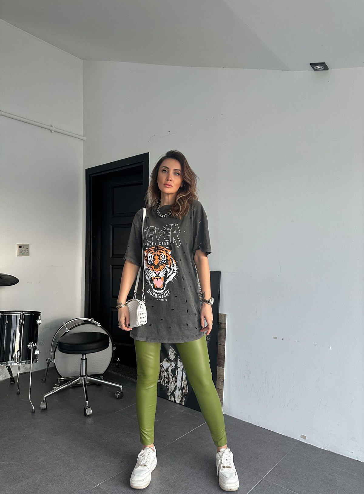 Gri Kaplan Figürlü Yırtık Detaylı Tshirt