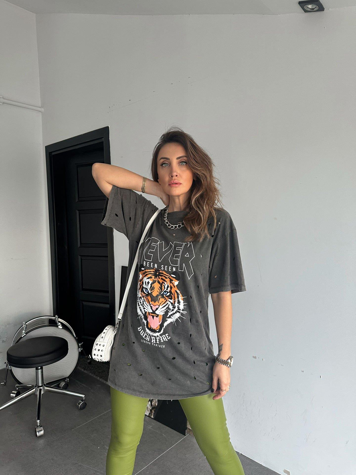 Gri Kaplan Figürlü Yırtık Detaylı Tshirt