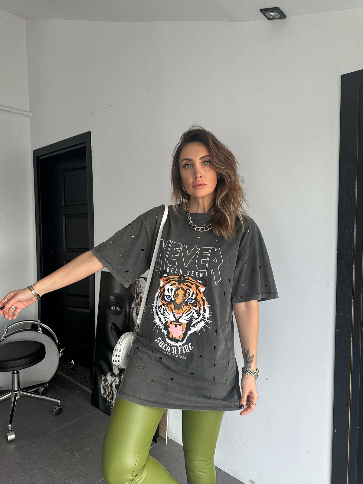 Gri Kaplan Figürlü Yırtık Detaylı Tshirt