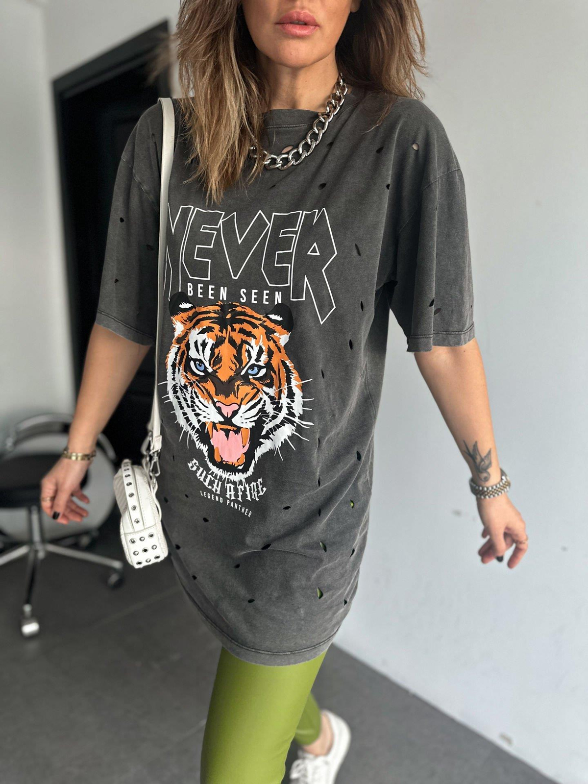 Gri Kaplan Figürlü Yırtık Detaylı Tshirt