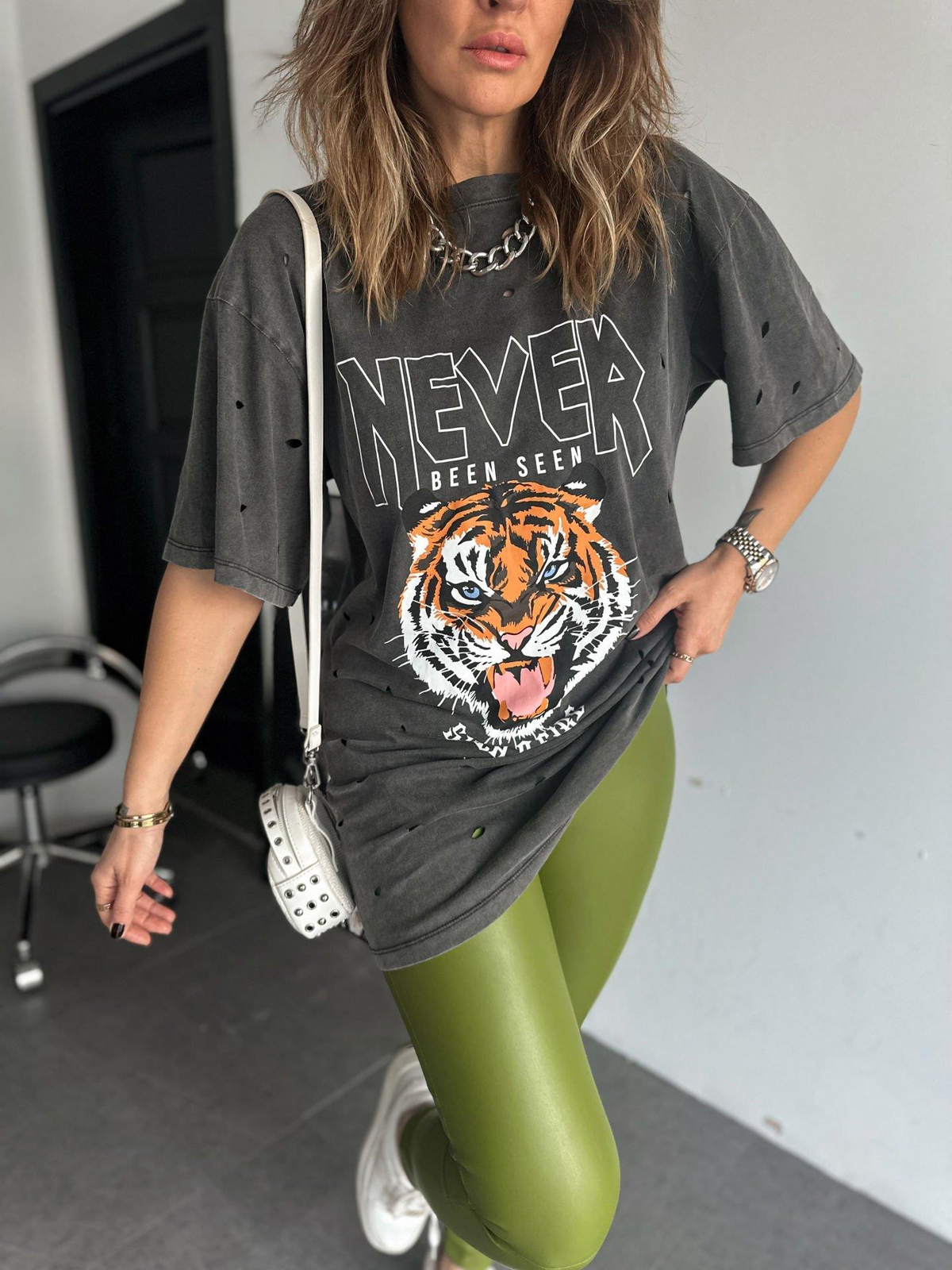 Gri Kaplan Figürlü Yırtık Detaylı Tshirt