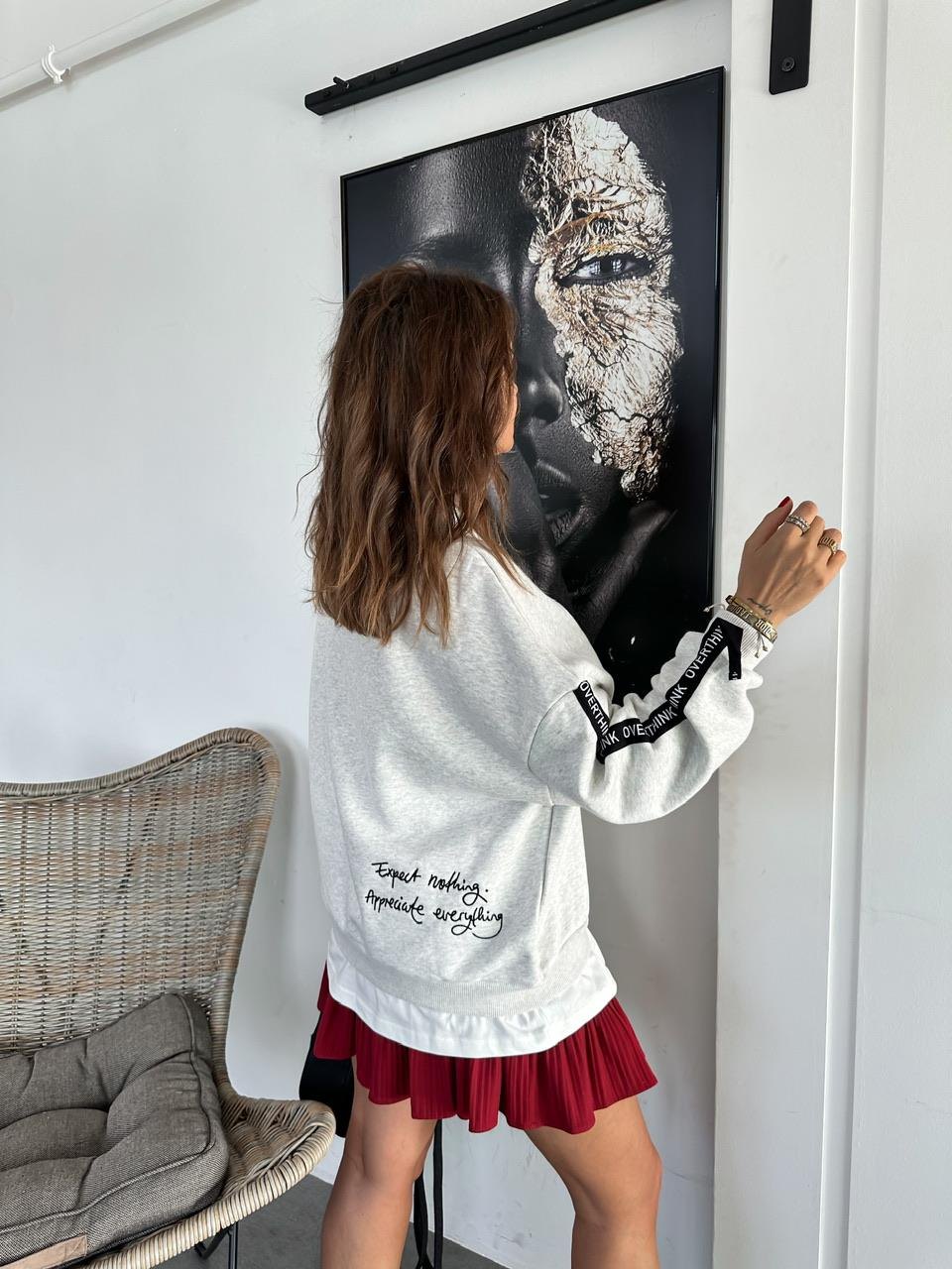 Gri Kolu Yazılı Sweatshirt