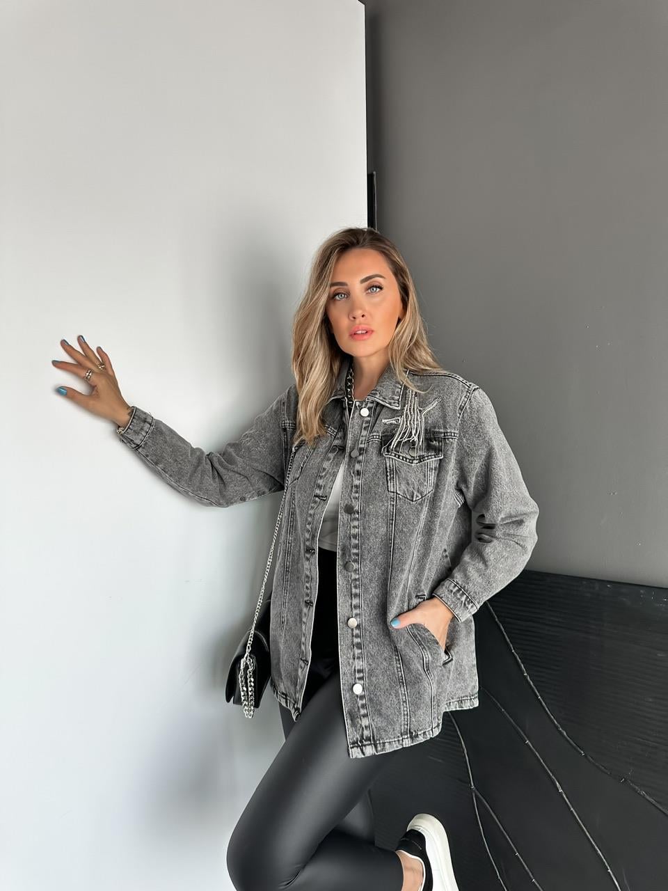 Gri Kuş Aksesuarlı Marka Model Kot Ceket