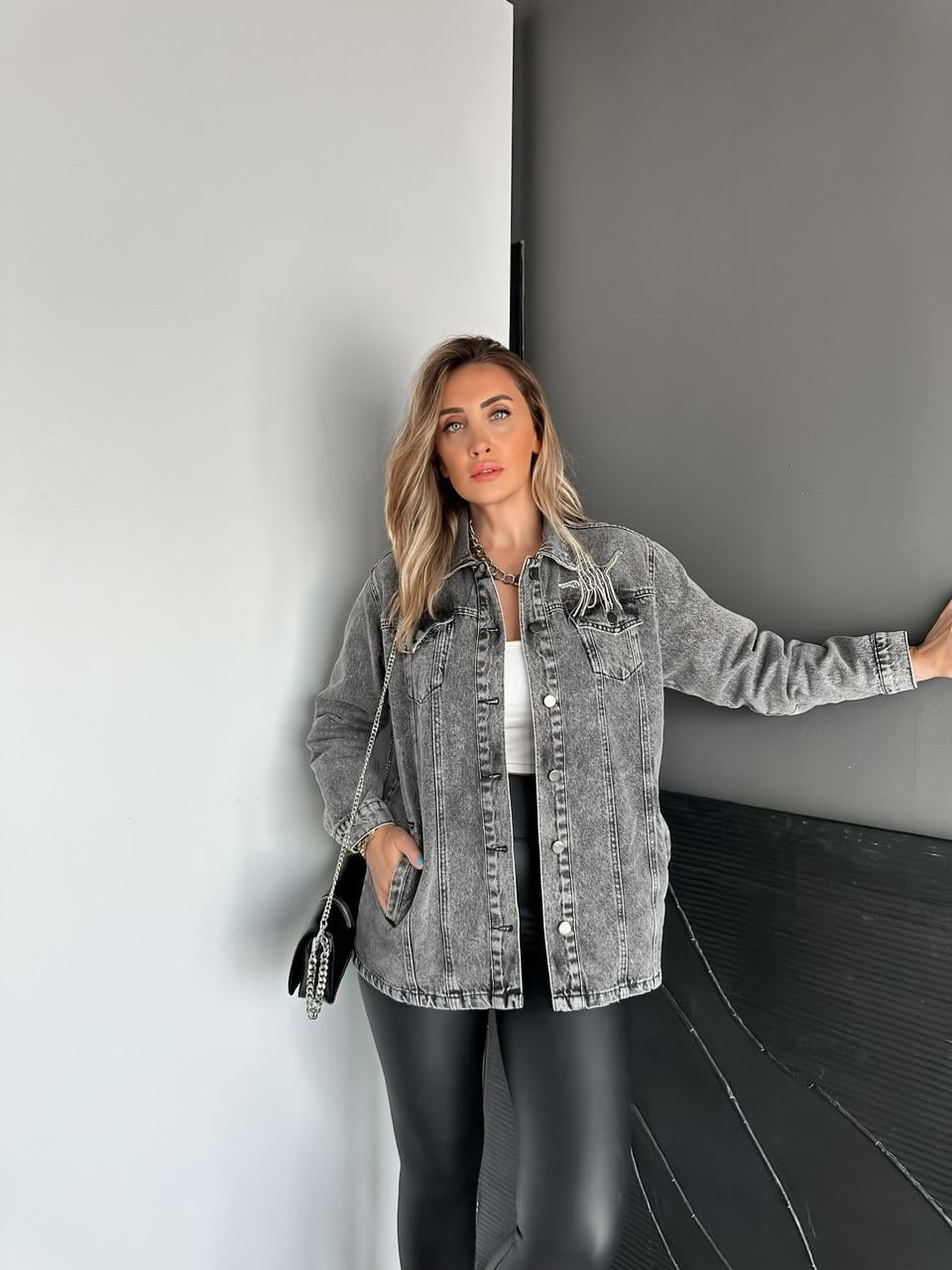 Gri Kuş Aksesuarlı Marka Model Kot Ceket
