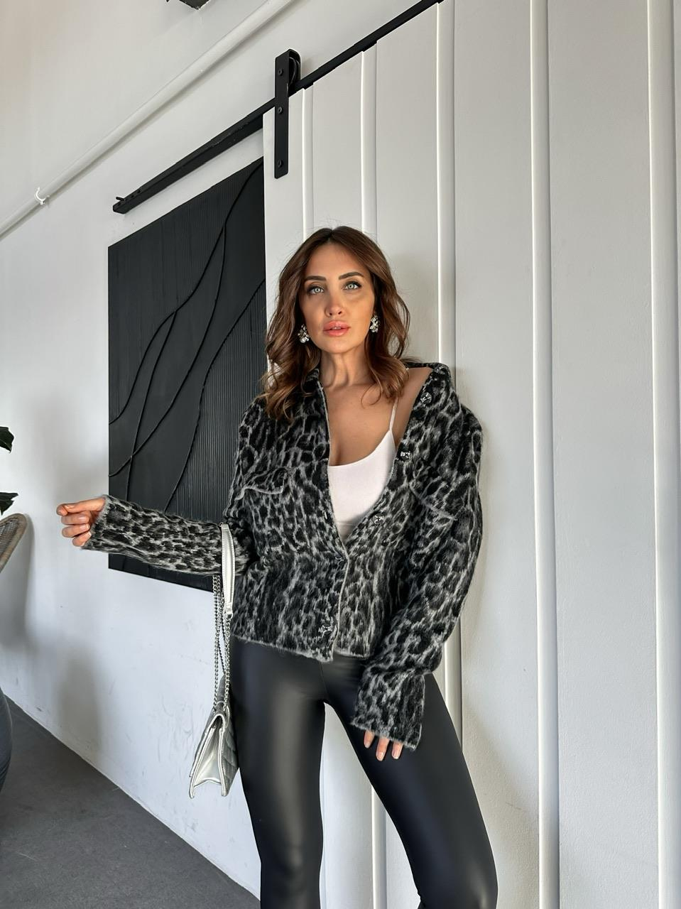 Gri Leopar Dokulu Kapak Cepli Hırka
