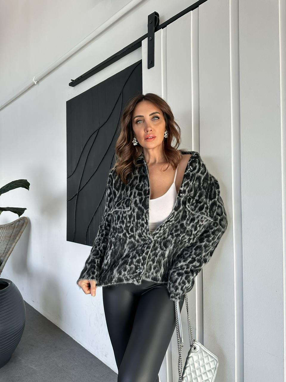 Gri Leopar Dokulu Kapak Cepli Hırka