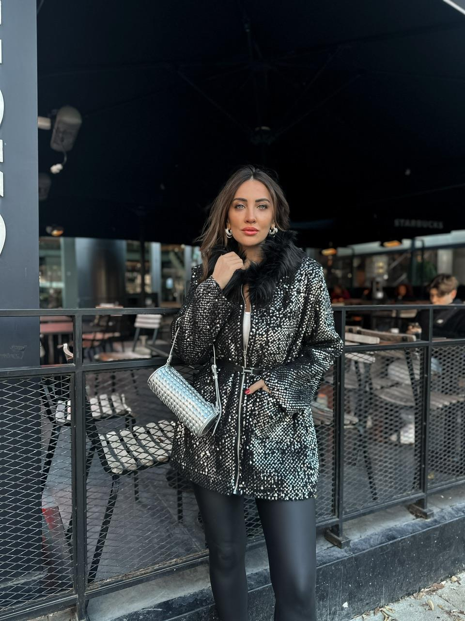 Gri Pullu Yakası Kürklü Ceket