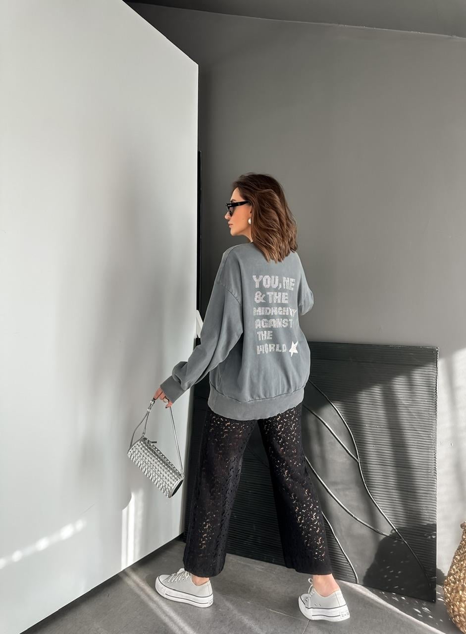 Gri Sırtı Taş Yazılı Sweatshirt