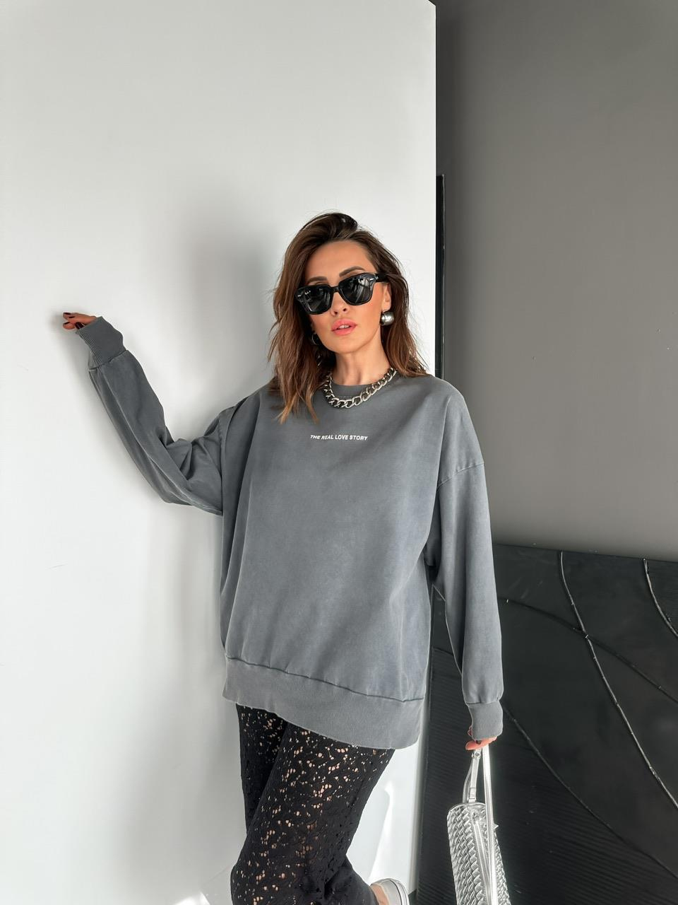 Gri Sırtı Taş Yazılı Sweatshirt