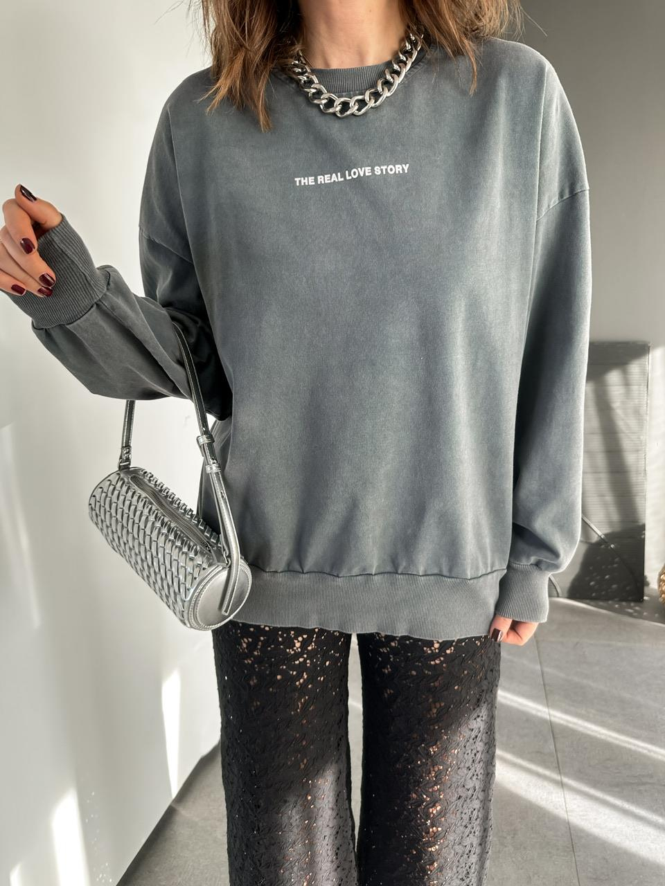 Gri Sırtı Taş Yazılı Sweatshirt