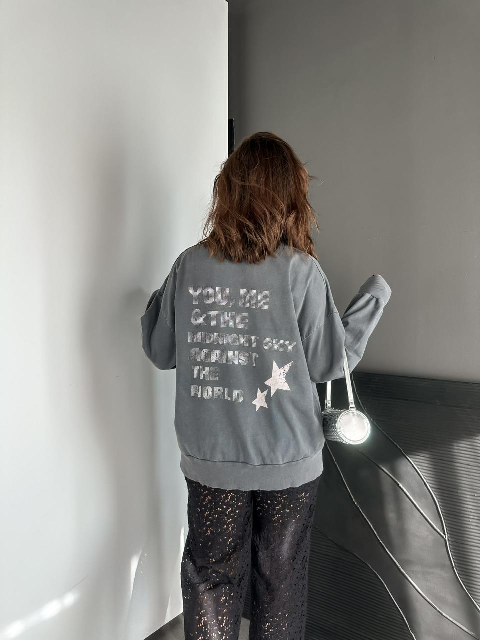 Gri Sırtı Taş Yazılı Sweatshirt