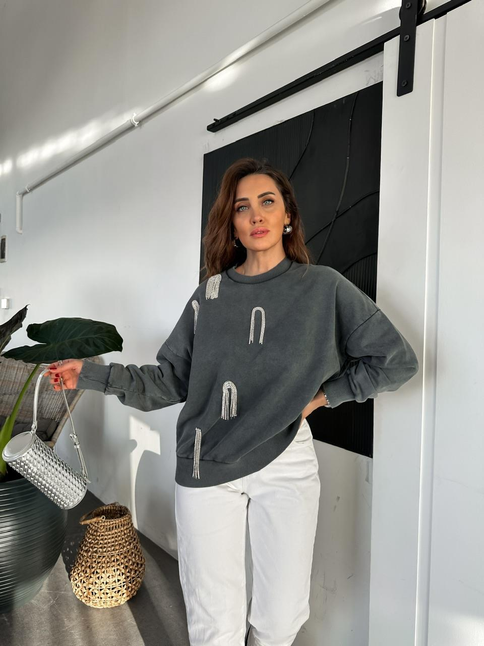 Gri Taş İşlemeli Yıkamalı Sweatshirt