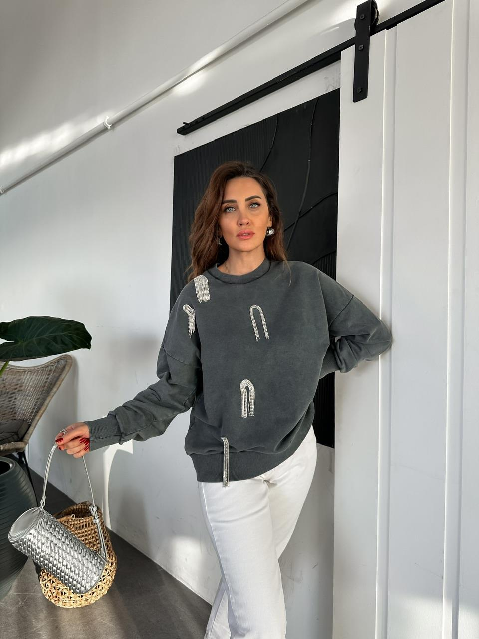 Gri Taş İşlemeli Yıkamalı Sweatshirt