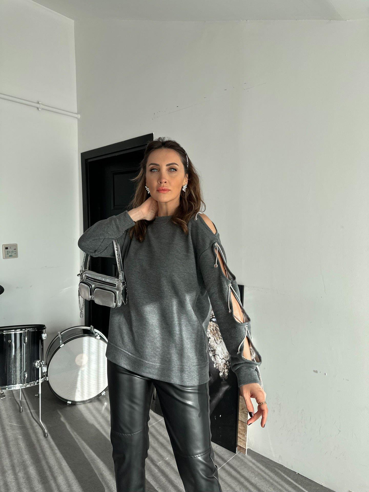Gri Tek Kolu Taş İşlemeli Sweatshirt