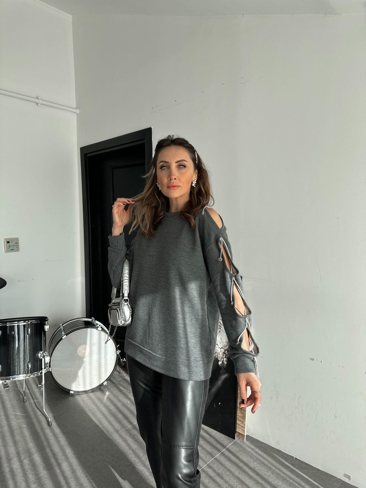 Gri Tek Kolu Taş İşlemeli Sweatshirt