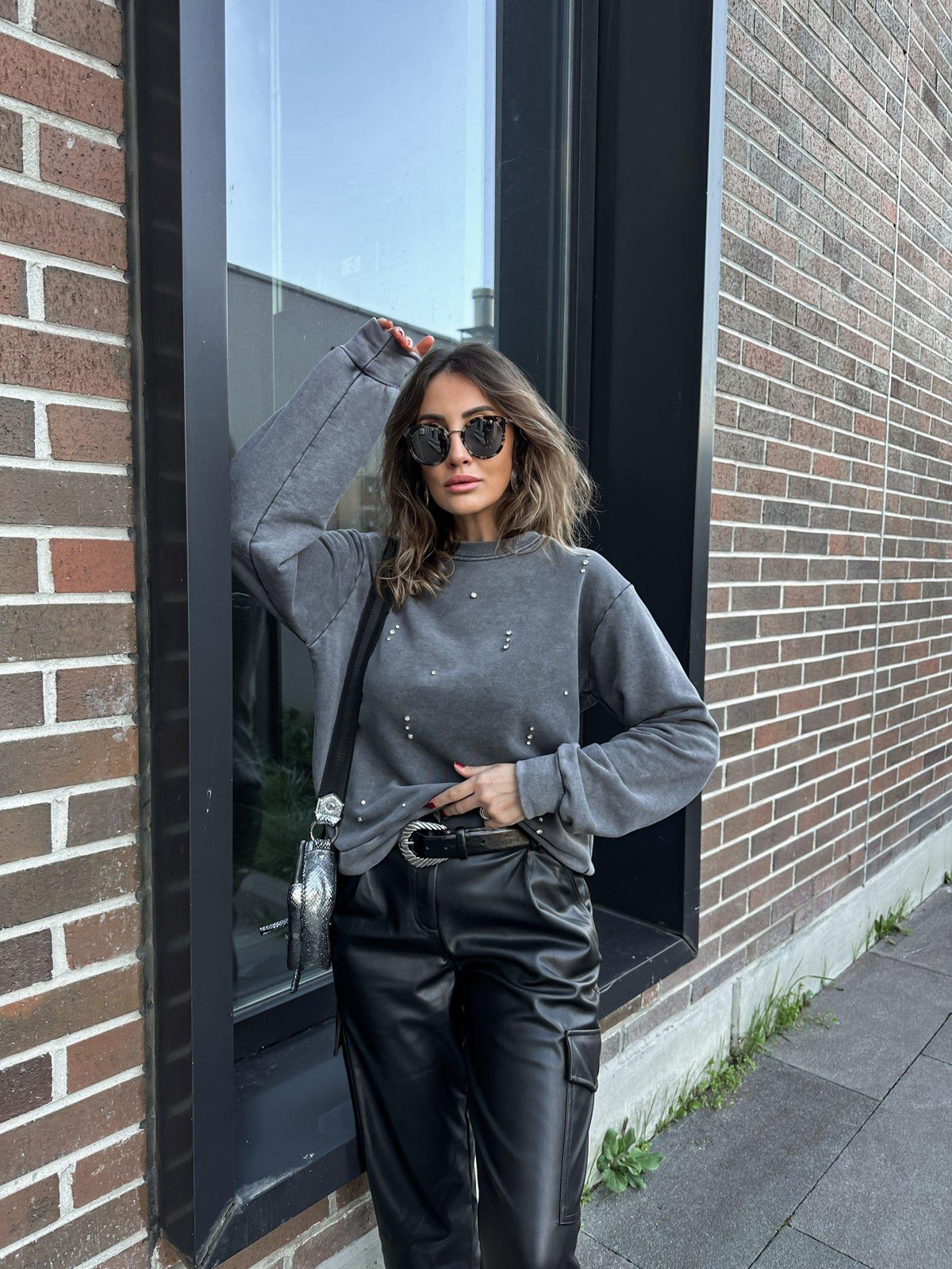 Gri Yıkamalı Taşlı Sweatshirt