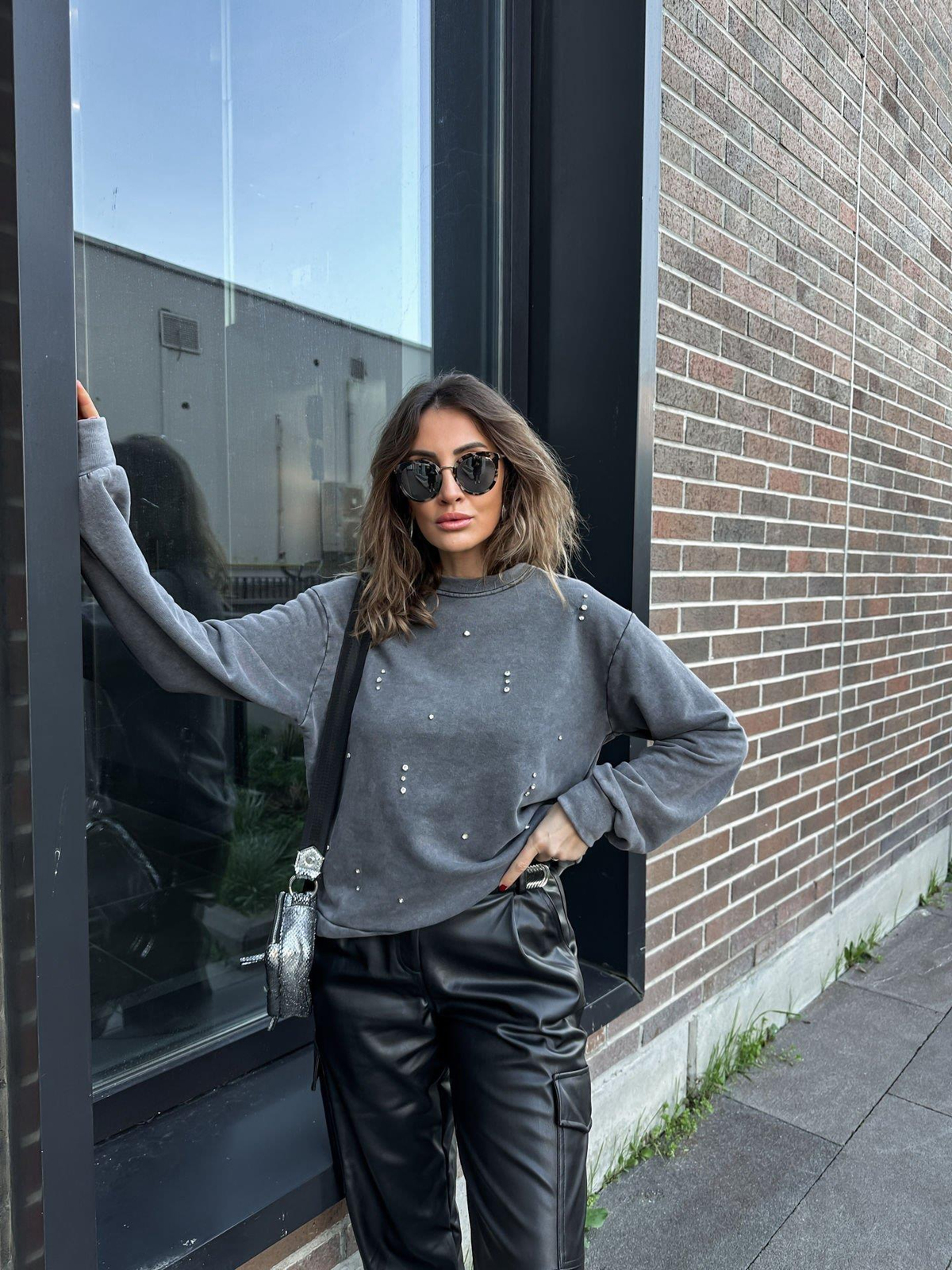 Gri Yıkamalı Taşlı Sweatshirt