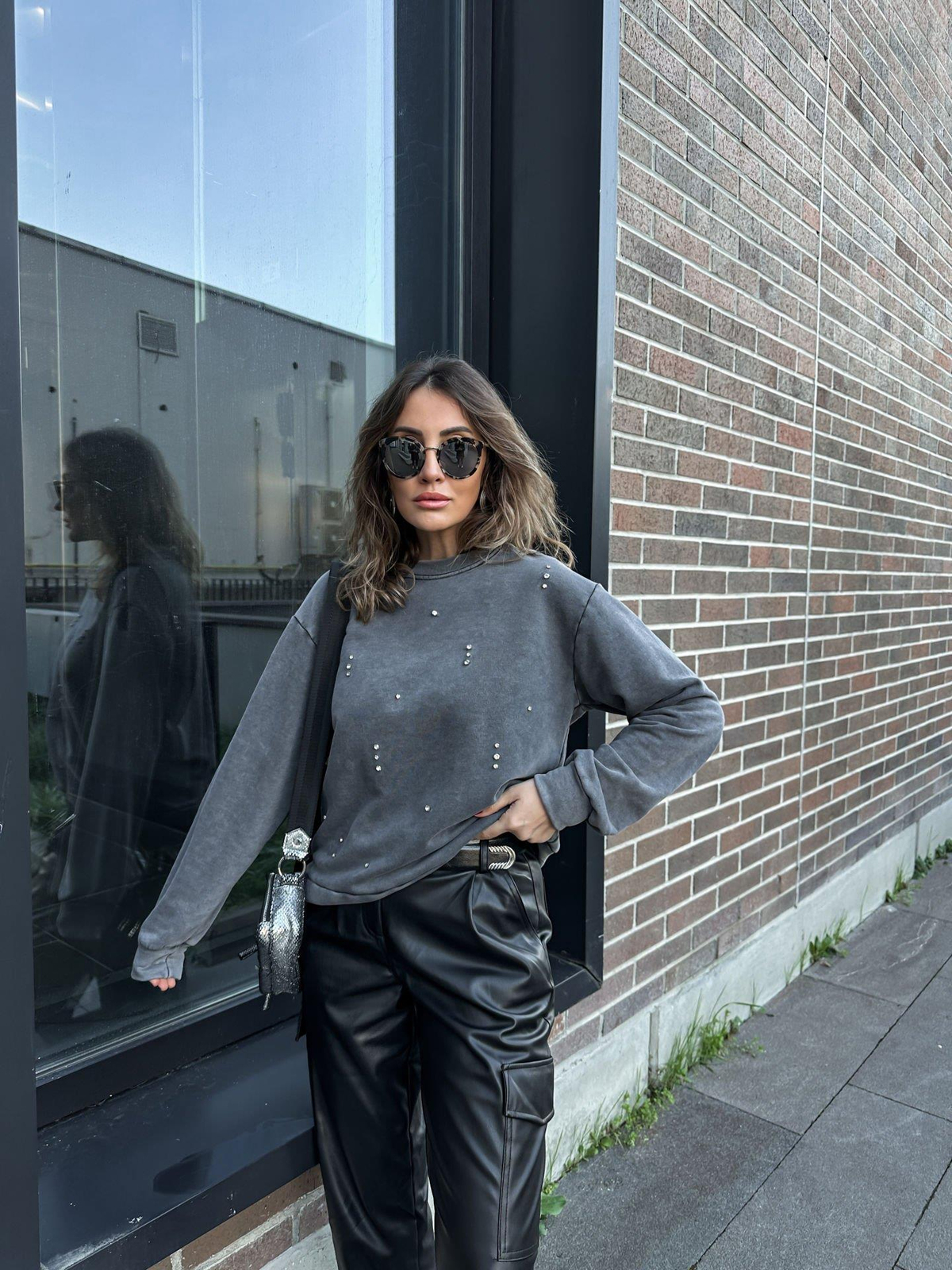 Gri Yıkamalı Taşlı Sweatshirt