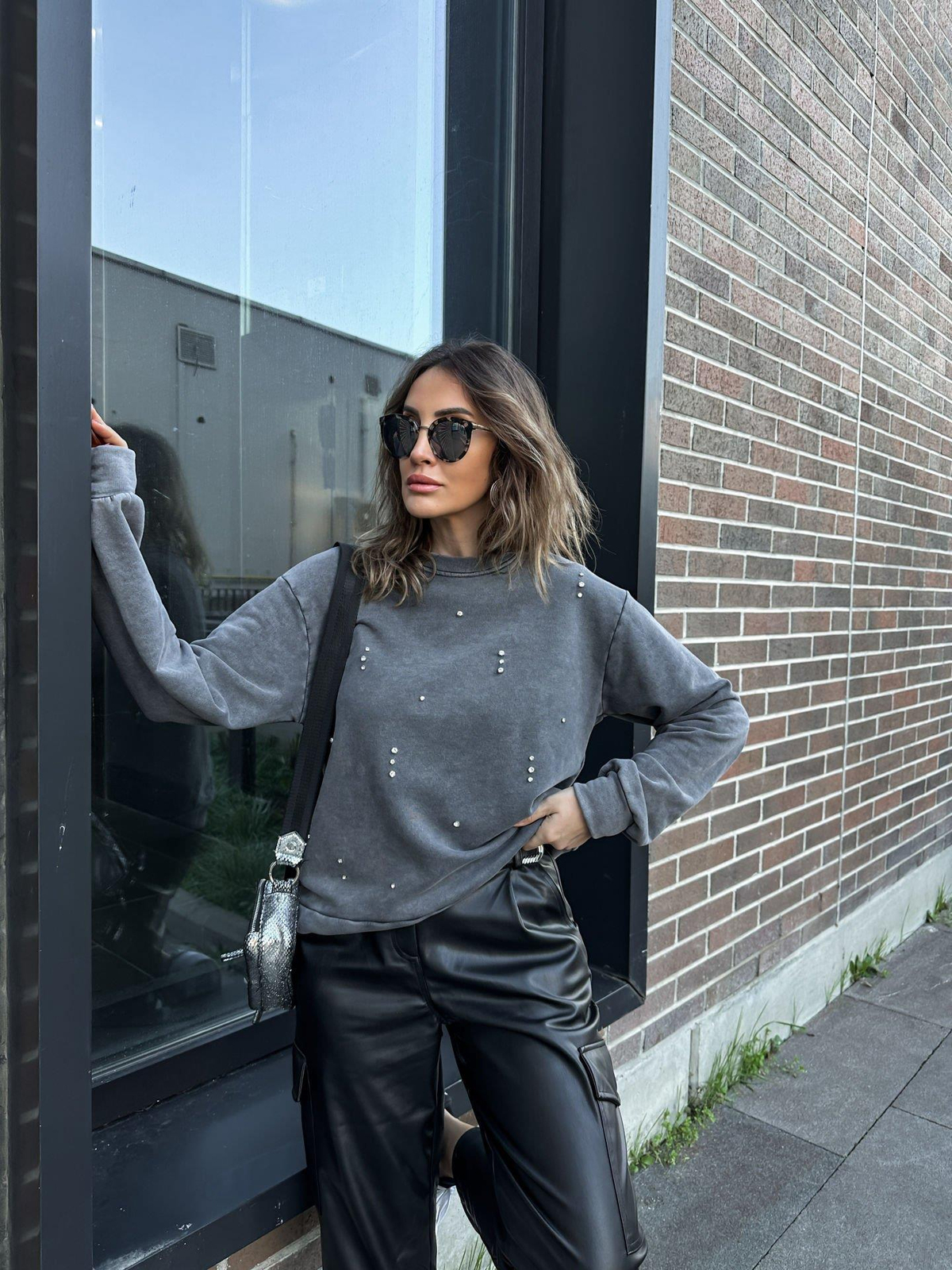 Gri Yıkamalı Taşlı Sweatshirt