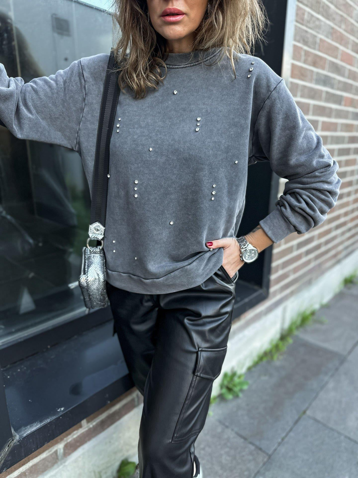 Gri Yıkamalı Taşlı Sweatshirt