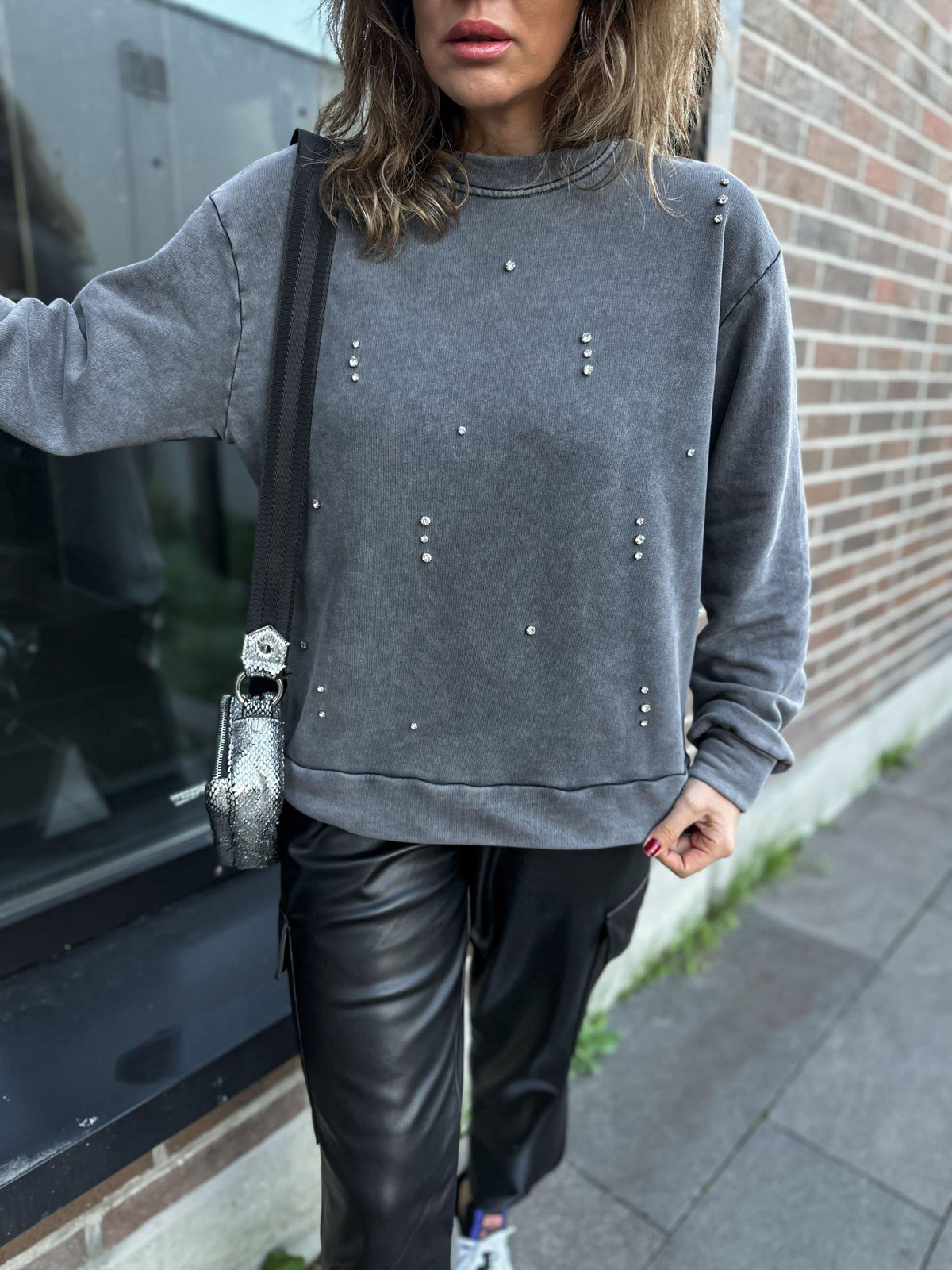 Gri Yıkamalı Taşlı Sweatshirt