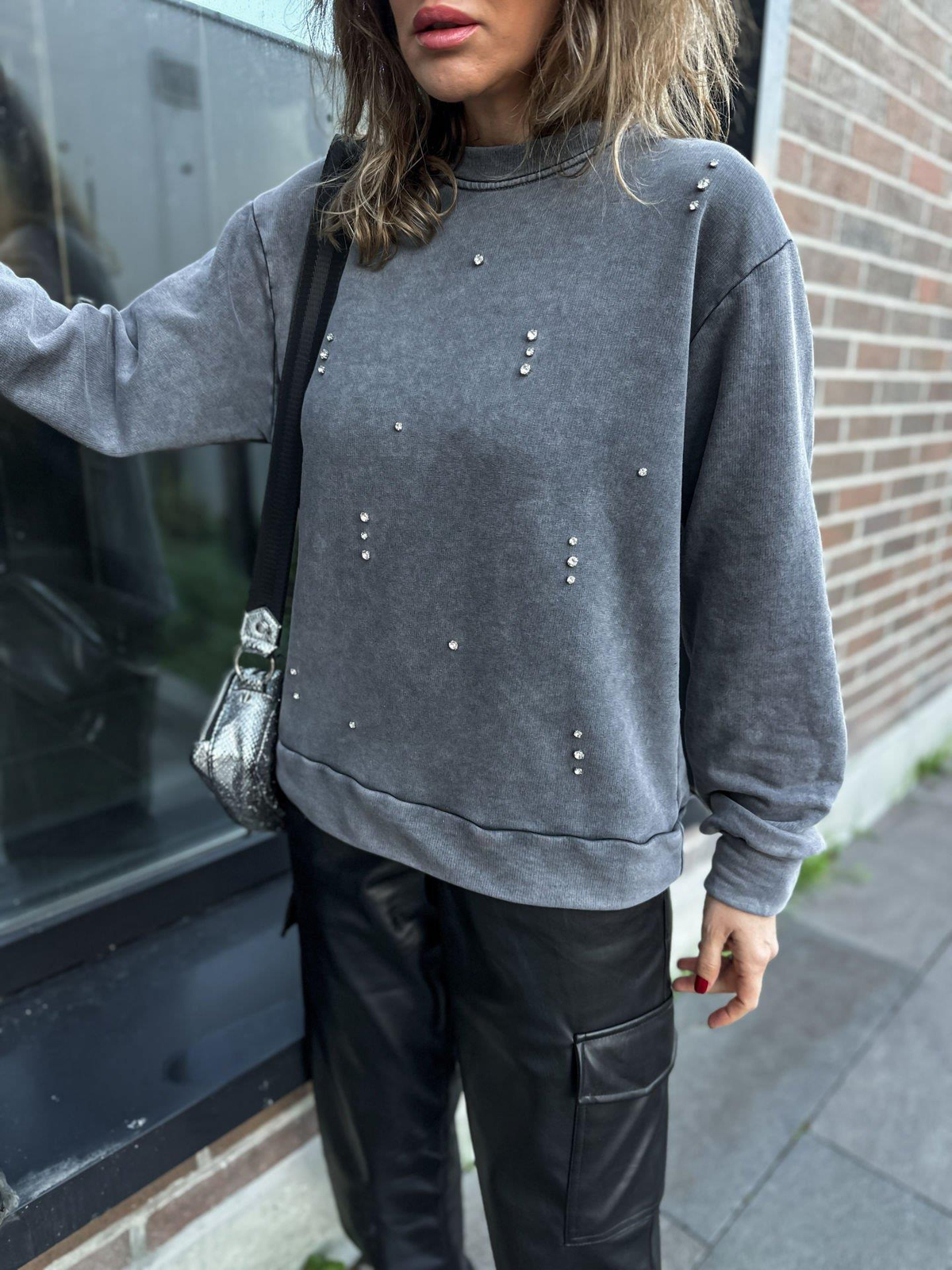 Gri Yıkamalı Taşlı Sweatshirt