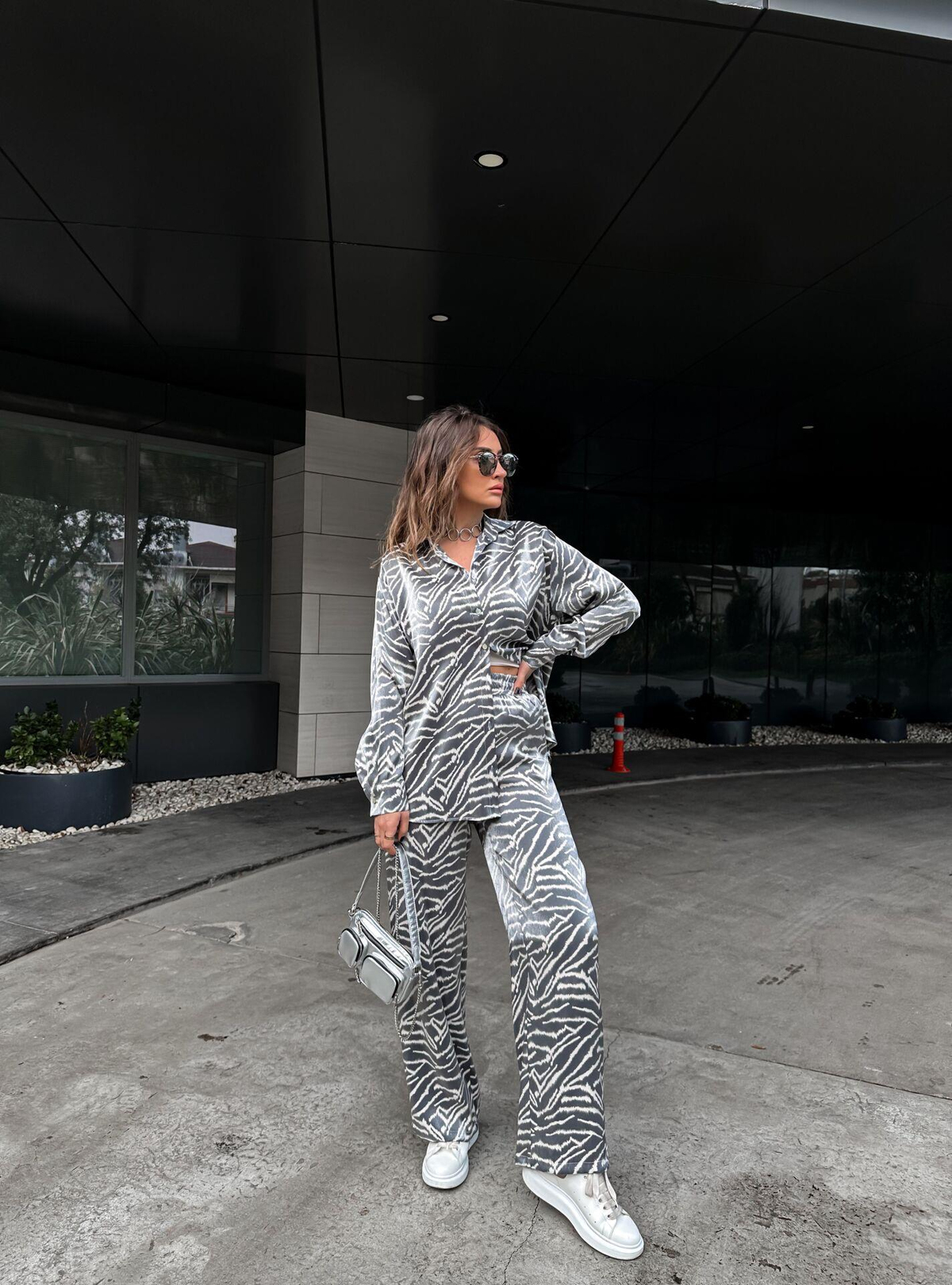 Gri Zebra Desenli Saten Takım