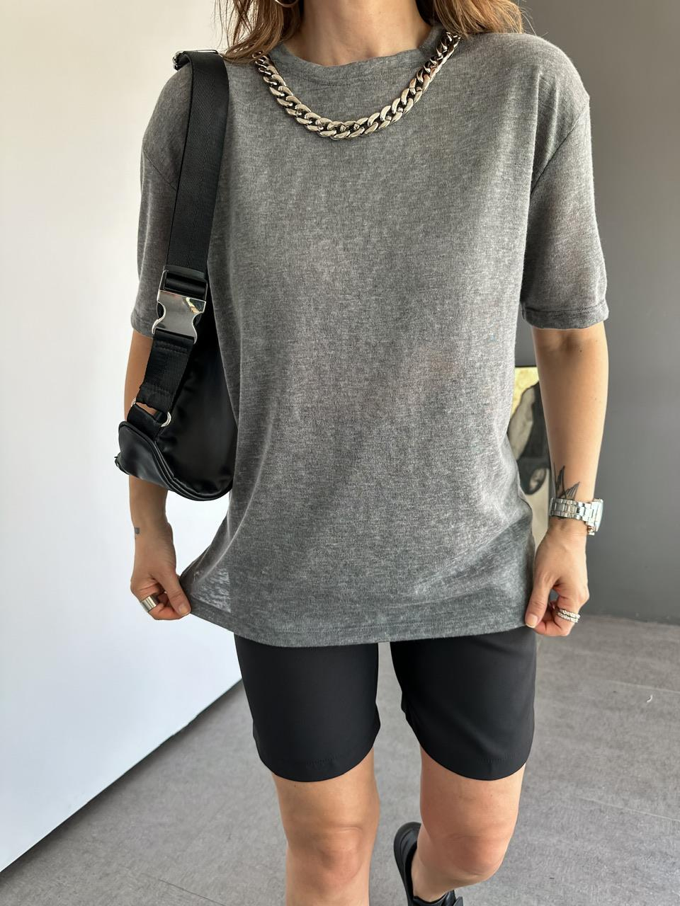 Gri Zincir Kolyeli Tshirt