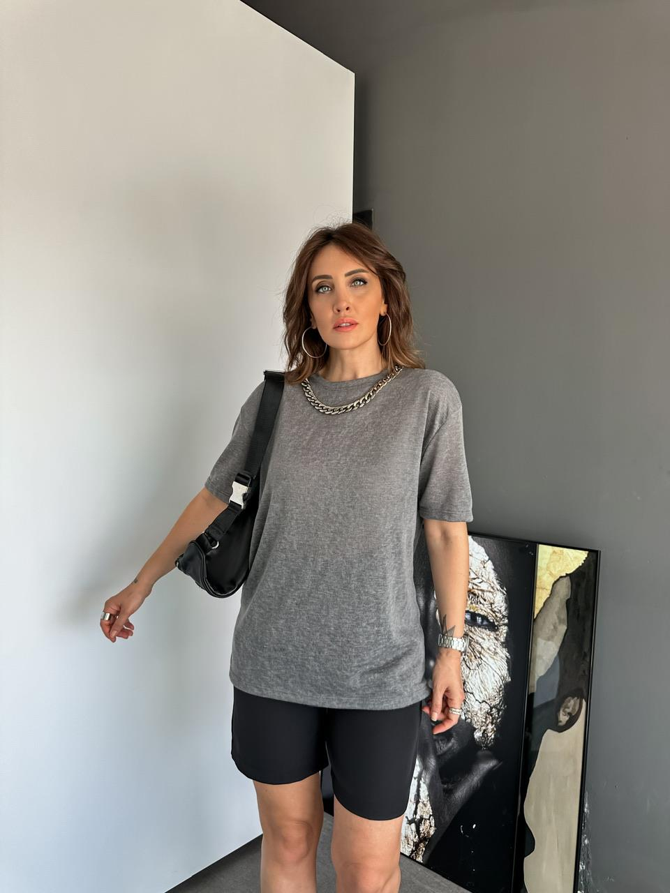Gri Zincir Kolyeli Tshirt