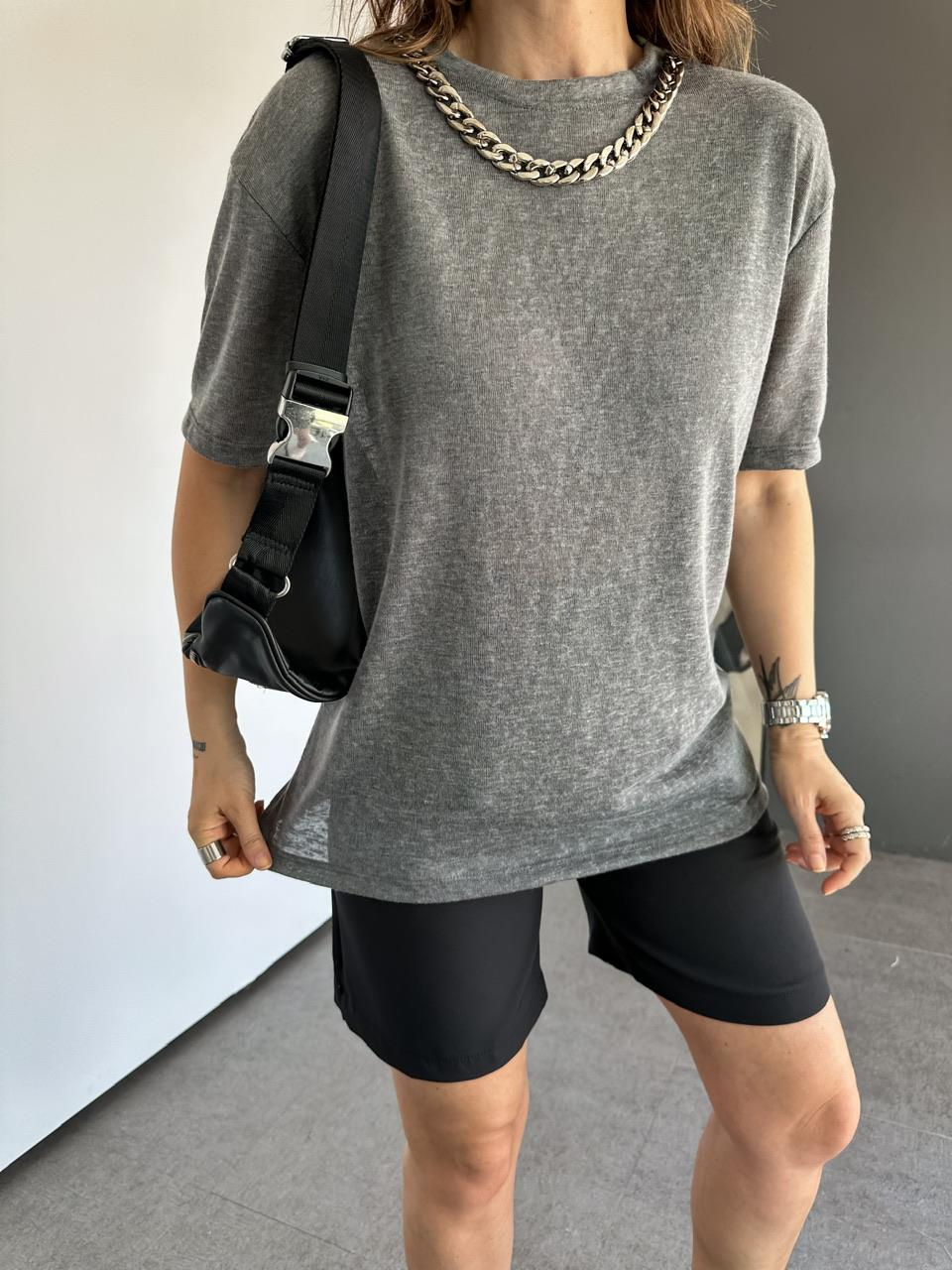 Gri Zincir Kolyeli Tshirt