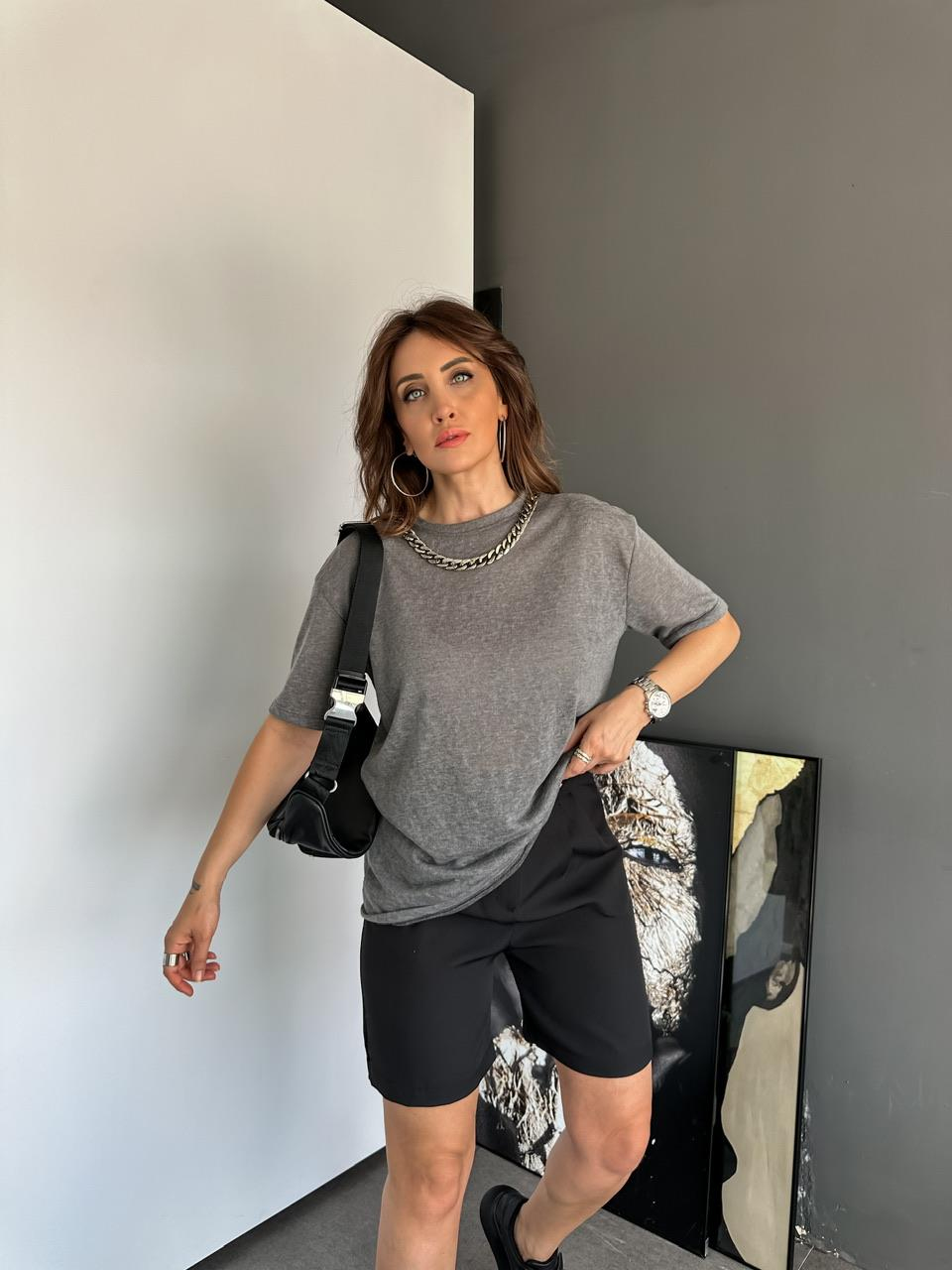 Gri Zincir Kolyeli Tshirt