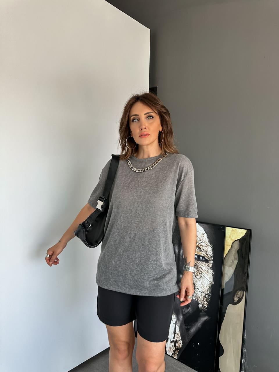 Gri Zincir Kolyeli Tshirt