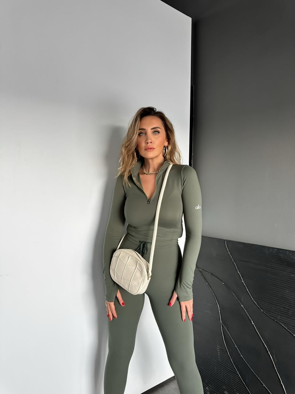 Haki Parmak Geçirmeli Alo Sweatshirt