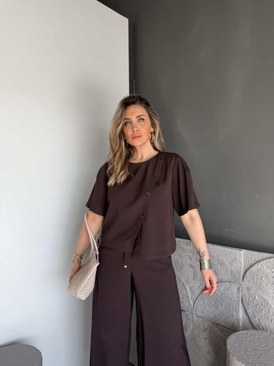 Kahve Asimetrik Düğme Bluzlu Takım